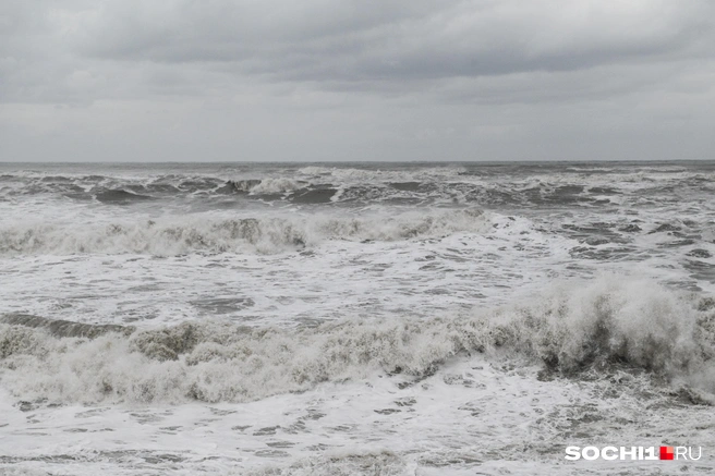 Купаться в шторм — опасно для жизни | Источник: Артур Лебедев / SOCHI1.RU