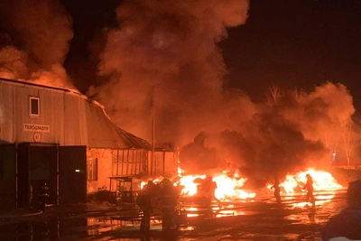 Автосервис вспыхнул в Нижнем Новгороде, огонь охватил 1500 квадратов