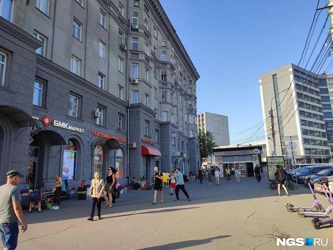 На площади Калинина торгуют с маленьких столиков и ящиков прямо вдоль магазинов&nbsp;— специальных металлических прилавков на всех не хватает | Источник: Илья Калинин / NGS.RU