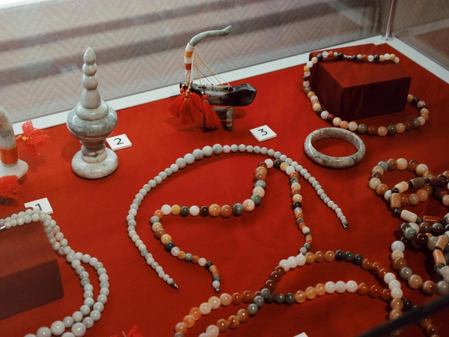 Эти бусы изготовлены из нефрита, который в жарком климате Мьянмы используют для охлаждения. | Источник: Маргарита Резникова / NGS.RU