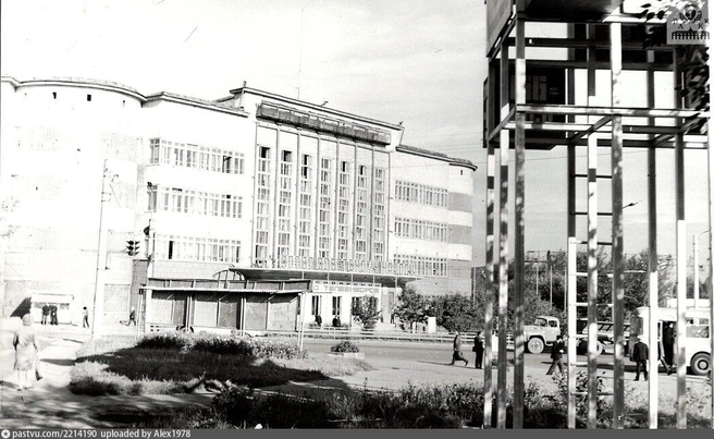 1971 год. Как необычно смотрится это здание без вывески «Искра» | Источник: pastvu.com