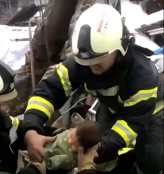 Из-под завалов в Турции через двое суток достали живого младенца — мать перед смертью обложила его подушками