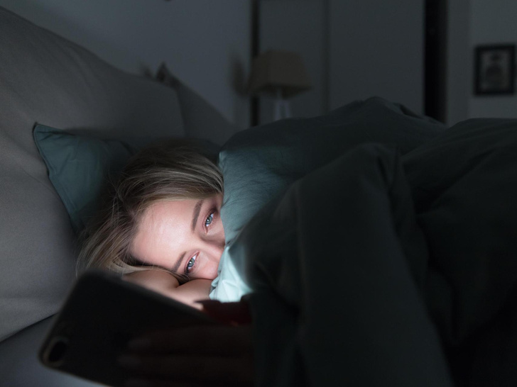 Держитесь подальше: почему нельзя спать с телефоном около головы