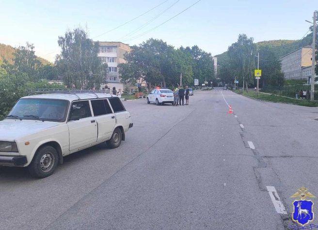Пожилой мужчина управлял «четверкой» и, похоже, не заметил ребенка на самокате | Источник: ГУ МВД России по Самарской области