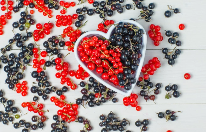 Черная смородина — не только вкус детства, но и кладезь полезных веществ для здоровья и красоты | Источник: Ru.freepik.com