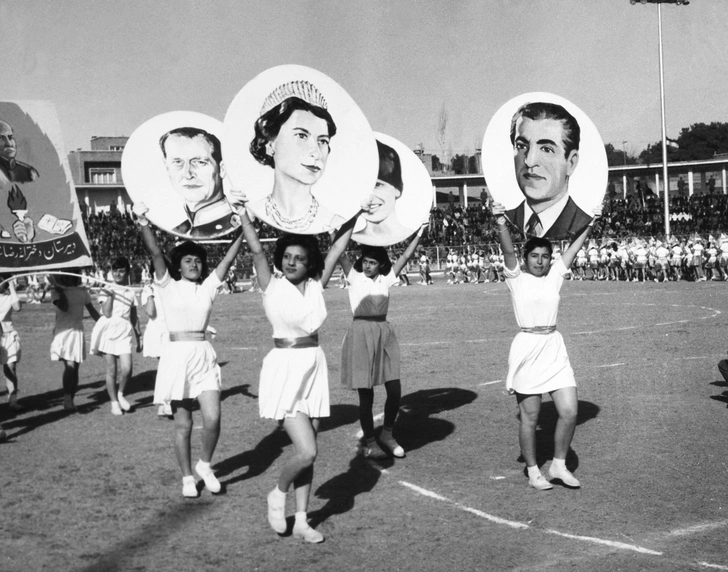 Гимнасты приветствуют королеву Англии Елизавету II. Тегеран, 1961 | Источник: Getty Images