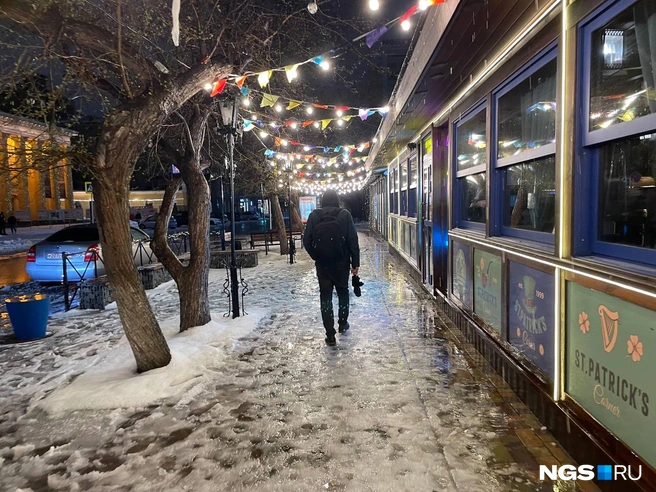 В некоторых местах на тротуарах под водой скрывается лед. Пройти по таким участкам не так просто | Источник: Александр Ощепков/NGS.RU