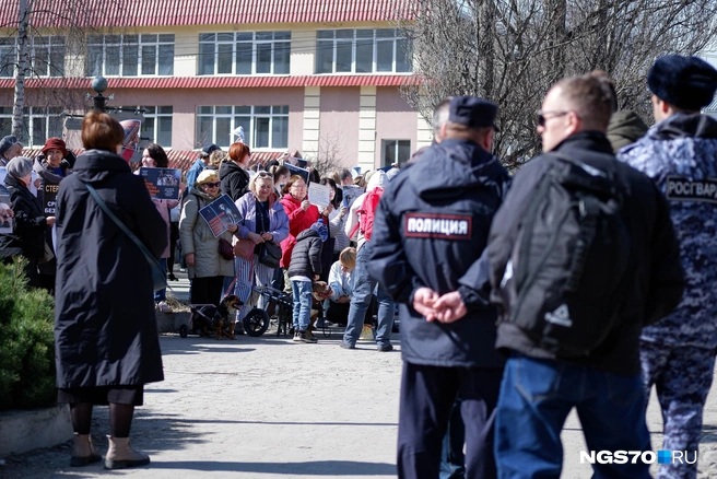 За пикетом следили сотрудники Полиции и Росгвардии | Источник: Варвара Фролова / NGS70.RU