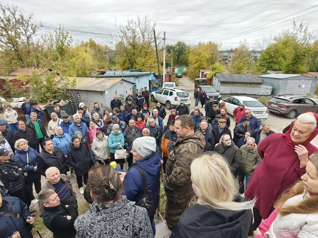 Люди пытаются бороться за своё имущество | Источник: От участников гк «Чайка»