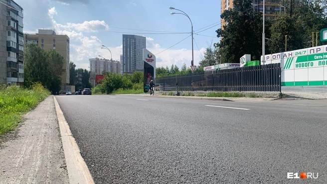 На улице Стрелочников отремонтировали участок длиной 1,3 километра | Источник: Роман Марьяненко / E1.RU