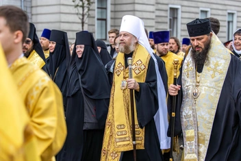 В центре — митрополит Воронежский и Лискинский Леонтий | Источник: Воронежская митрополия / vrn-eparhia.ru