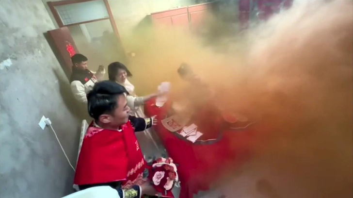Выкуп невесты пошел не по плану: в Китае девушка едва не погибла от дыма на собственной свадьбе