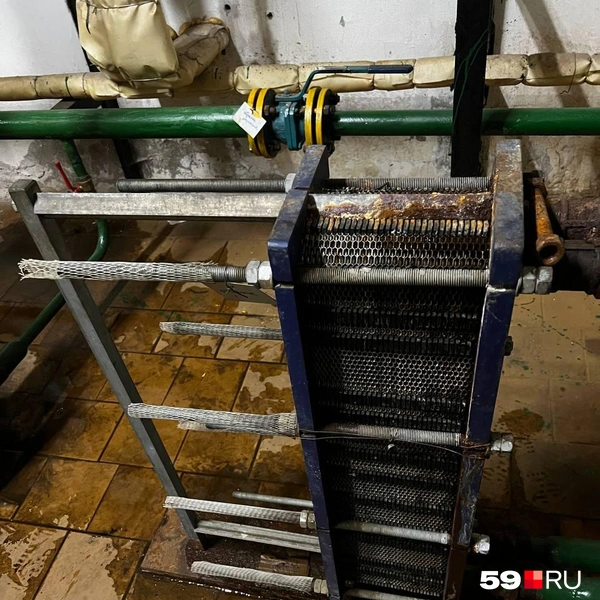 Это фото сделано 13 ноября, когда в тепловом узле потек теплообменник | Источник: Сергей Шумихин