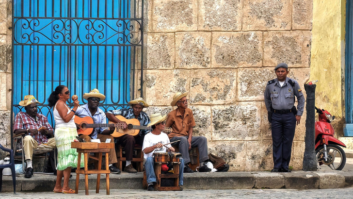 «Отведу тебя в единственный крутой бар для местных»: кто и как обманывает российских туристов на Кубе?