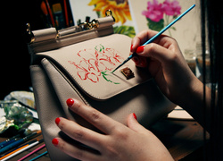 Распишите и дарите: сумка Dolce & Gabbana с индивидуальным рисунком