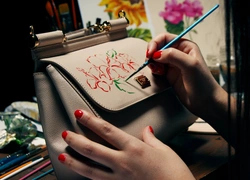 Распишите и дарите: сумка Dolce & Gabbana с индивидуальным рисунком