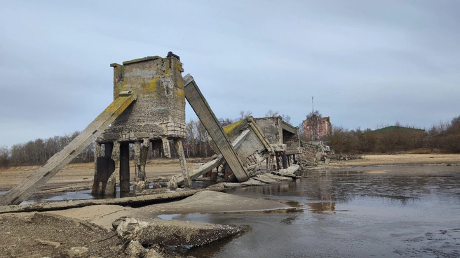 Из-за понижения уровня воды показался остов | Источник: Владимир Пинаев / Vk.com