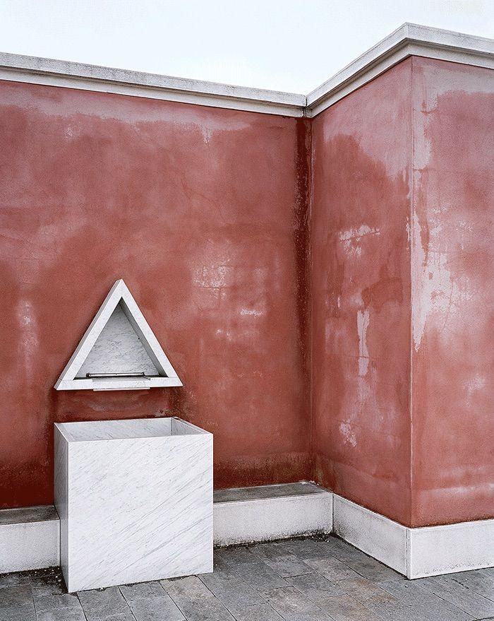 Один из фонтанов, расположенных по обе стороны от главного входа. Треугольник — повторяющаяся фигура в работах Альдо Росси. | Источник: Роман Куртманш