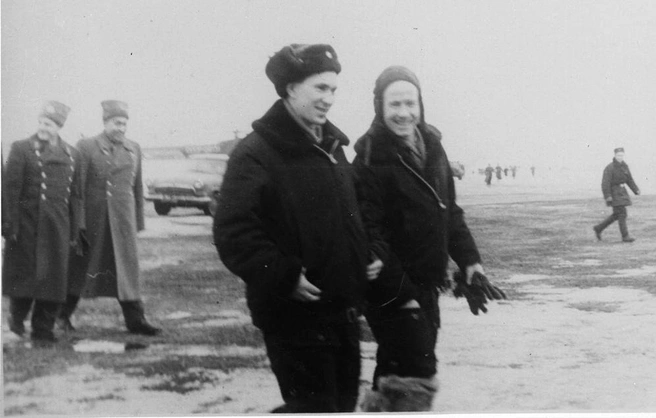 Павел Беляев и Алексей Леонов на аэродроме, март 1965 года | Источник: Б. Камский / Государственный архив Пермского края
