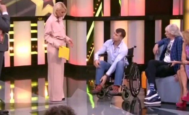Полежайкин из «Папиных дочек» приехал на шоу в инвалидном кресле