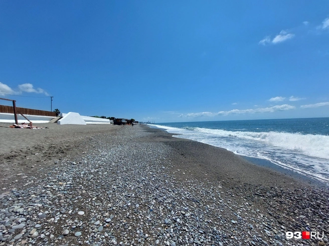 На пляж с собой стоит захватить головной убор и бутылку воды&nbsp;— днем может быть очень жарко | Источник: Екатерина Железнова / 93.RU