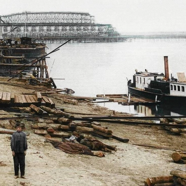 Строится Железнодорожный мост. Фото 1894 года. Это сооружение позволило соединить город с европейской частью России, способствовало развитию Омска | Источник: BspChannel / T.me