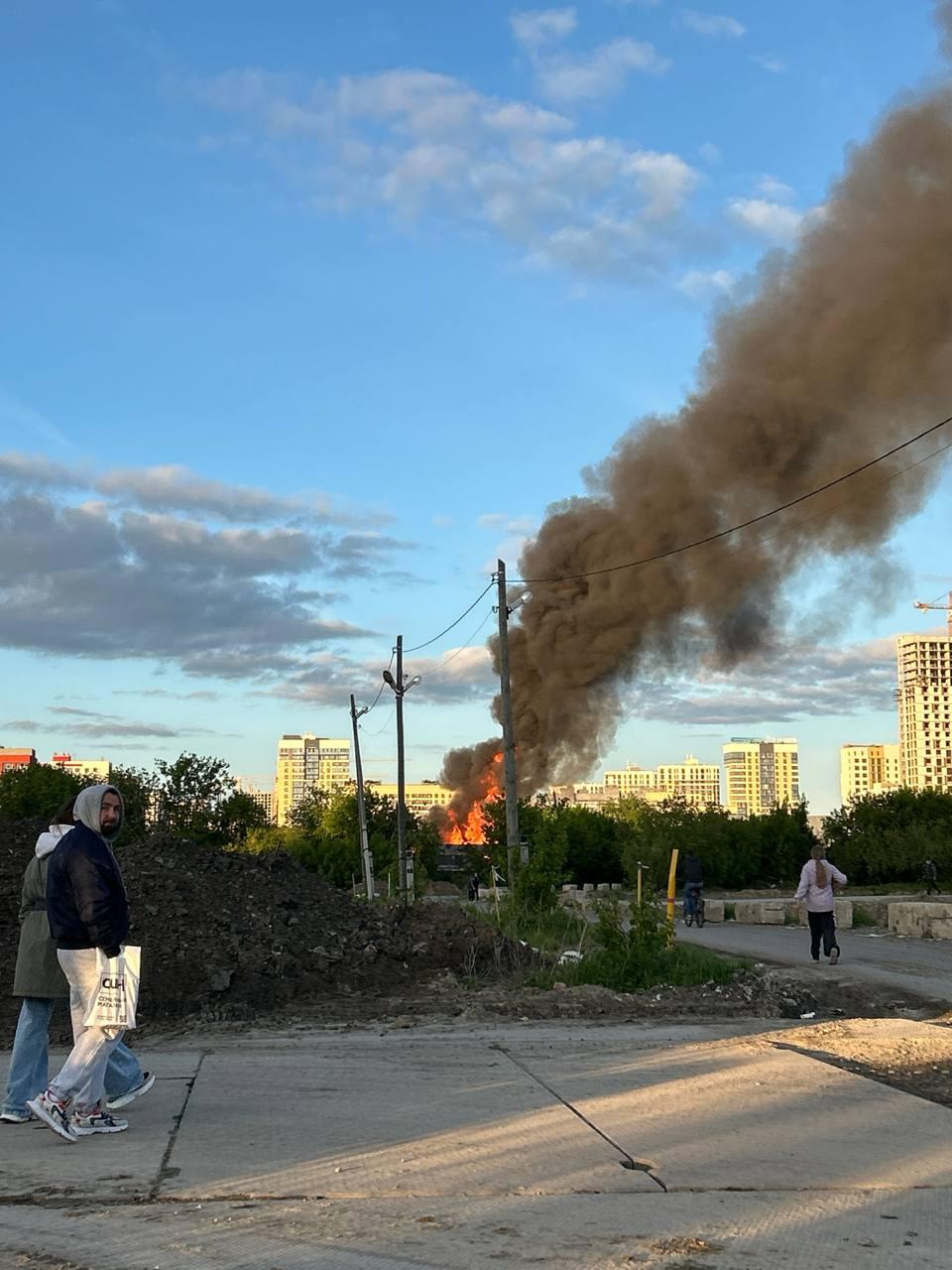 В Зареке в Тюмени горит дом. Дети и взрослые толпой кинулись смотреть