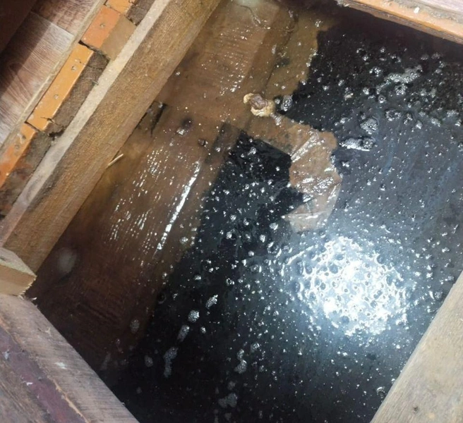 Вода стоит в подполье  | Источник: Степан Солодкий 