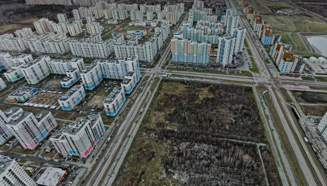 Сейчас на этом месте зеленая зона с деревьями | Источник: yandex.ru/maps