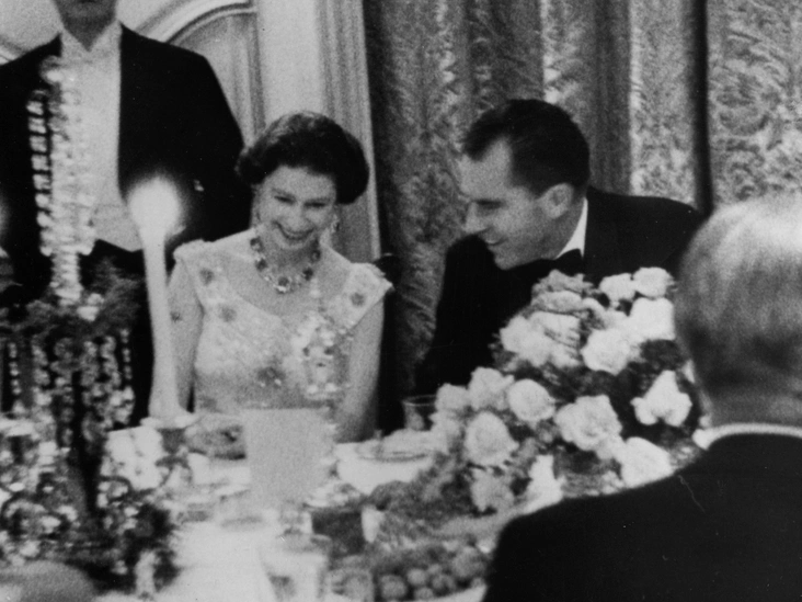 Елизавета II и вице-президент США Ричард Никсон во время ужина в День благодарения, устроенного Никсонами в резиденции американского посла Уинфилд-Хаус в Риджентс-Парке, 27 ноября 1958