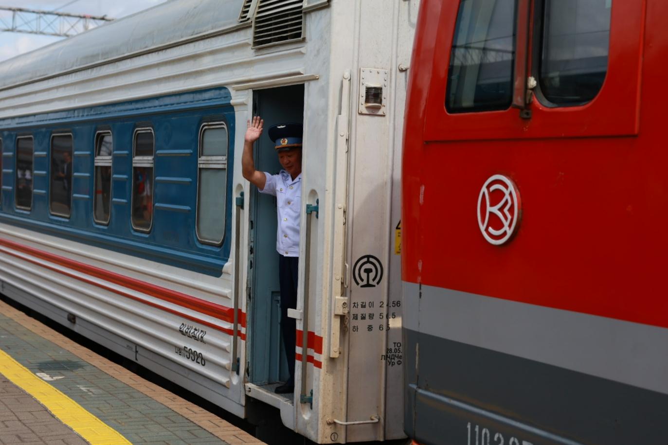 В Москву прибыл первый за пять лет поезд из Северной Кореи. Показываем, как он выглядит — фото