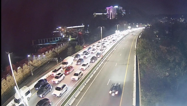 Пробка перед въездом в Хостинский тоннель | Источник: sochi.camera