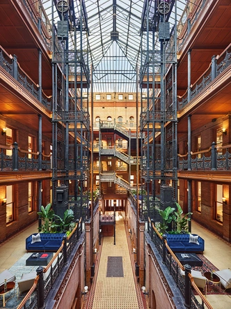 Коворкинг в знаменитом здании Bradbury Building в Лос-Анджелесе (фото 2.1)