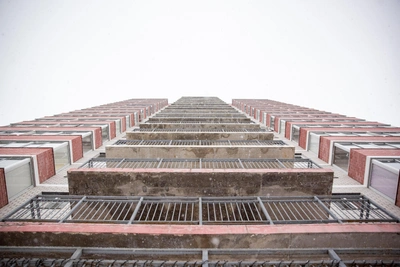 14-летняя девочка пострадала при падении с заброшки в Балакове