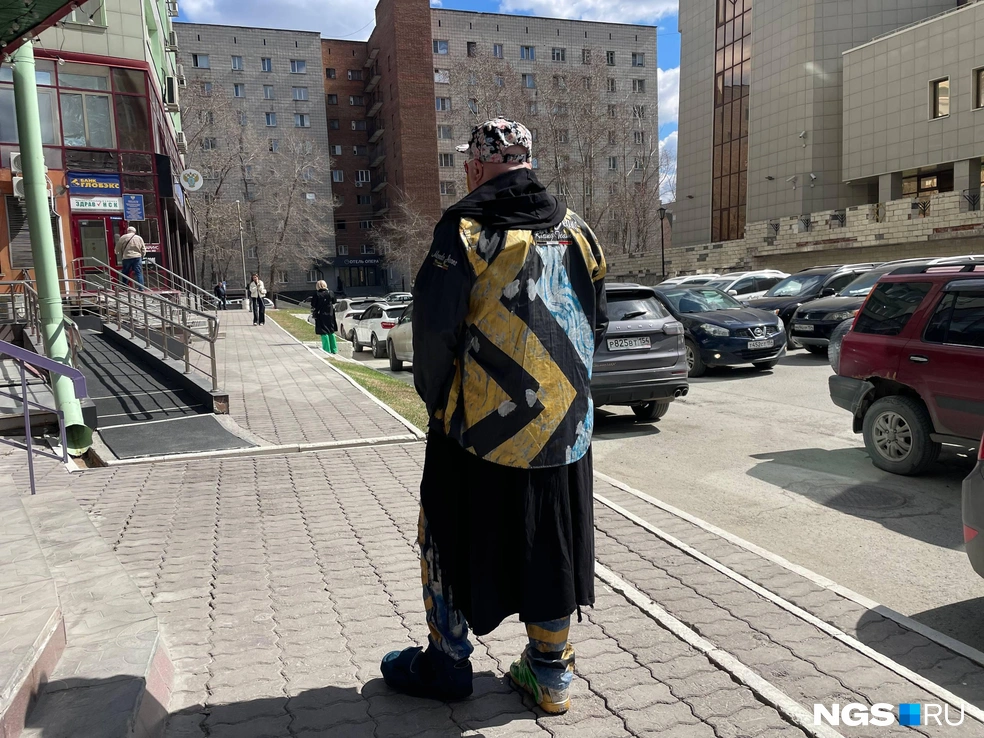 Надолго ли Александр в Новосибирске&nbsp;— он сам не знает. Но пока он здесь, будет озарять город яркими красками | Источник: Алёна Золотухина / NGS.RU 