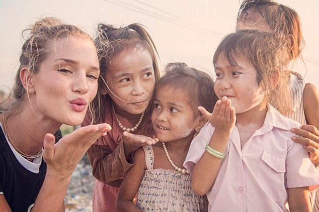 Роузи Хантингтон-Уайтли (Rosie Huntington-Whiteley), UNICEF | Источник: Instagram/rosiehw (запрещенная в России экстремистская организация)