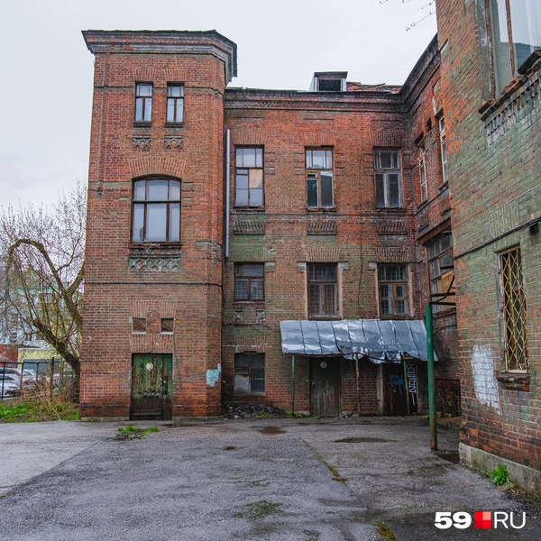 Краснокирпичные здания с башенками «под готику» часто строили в начале XX века | Источник: Тимофей Калмаков / 59.RU