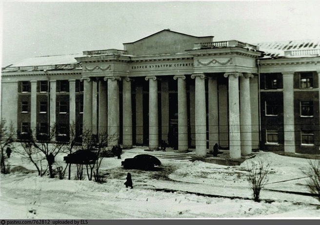 Дворец культуры строителей, 1956 год. Здесь еще похоже не посадили ели  | Источник: Старый Курган