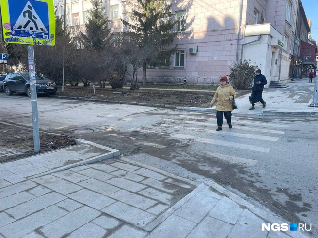На этом фото — отремонтированный тротуар на Красном проспекте | Источник: Александр Ощепков / NGS.RU