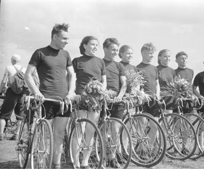 Мужская и женская велосипедные команды Куйбышева, 1956 год | Источник: из фотофондов Самарского областного госархива социально-политической истории и Центрального областного госархива