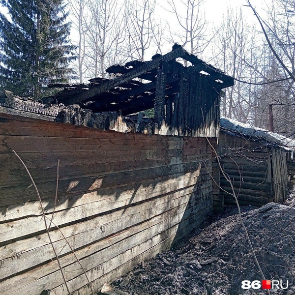 Задняя часть дома, на первый взгляд, не пострадала | Источник: Мария Гришкина / 86.RU