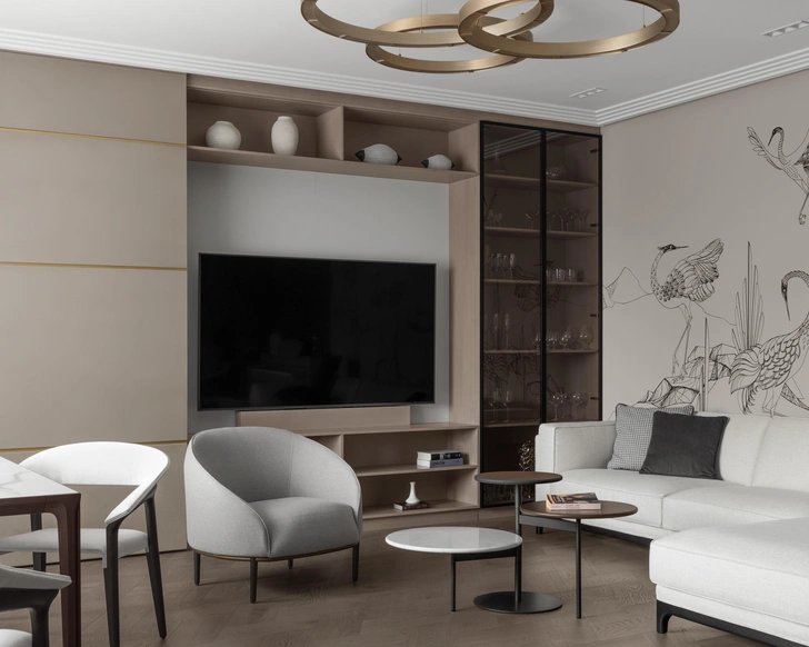 Столик, Ditre Italia. Люстра, Castro lighting. Диван, CTS Salotti. Стул, Potocco. | Источник: Роман Якунин, София Кленова. Стиль: Сая Данияр