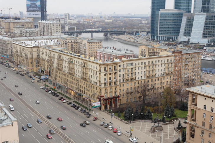 Советская архитектура на Кутузовском проспекте в Москве, архивное фото | Источник: ivanpotapoff/Shutterstock/Fotodom.ru