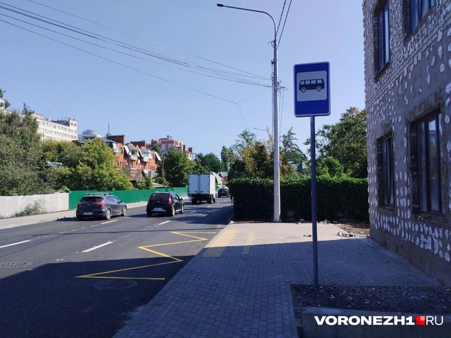 После остановки по правой стороне улицы нет тротуара. Дорога проходит вплотную к забору частного участка. Чтобы пройти дальше, нужно перебегать проезжую часть. | Источник: Дмитрий Волгин / Voronezh1.ru