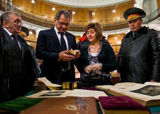 Кузнецова в центре, справа министр Шойгу, слева начальник Генштаба Герасимов | Источник: пресс-служба ЗВО