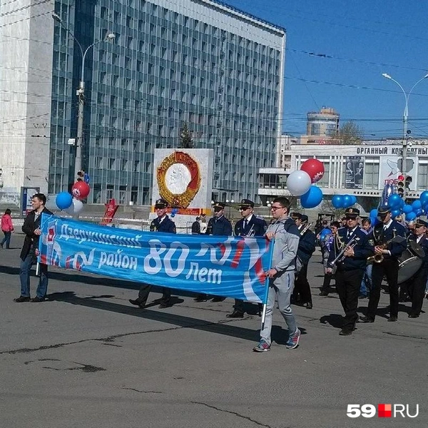По улицам ходил оркестр из Дзержинского района | Источник: архив 59.RU