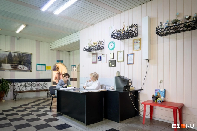 Награды можно увидеть сразу, как только заходишь в салон | Источник: Владислав Лоншаков / E1.RU