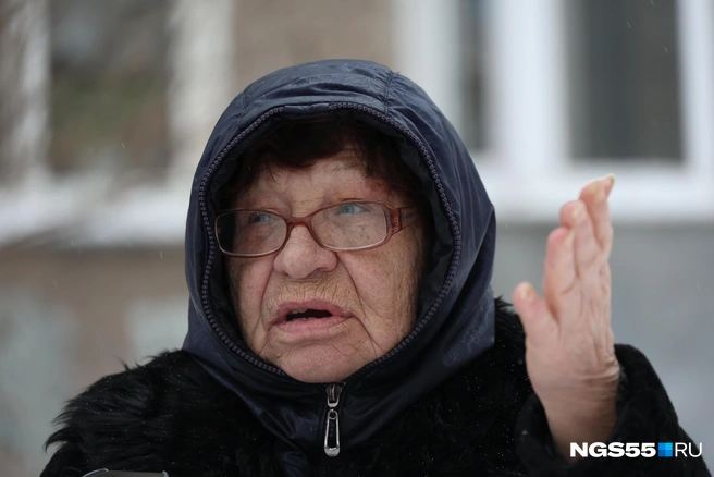 Наталья хоть и ворчит, но остается жить на прежнем месте — так привычнее | Источник: Евгений Софийчук / NGS55.RU
