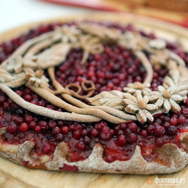 Это не калитка, это&nbsp;— уже целая огромная калита. Изобретение шефа «Чайного дома № 1» в Малых карелах | Источник: Ксения Потеева / «Фонтанка.ру»