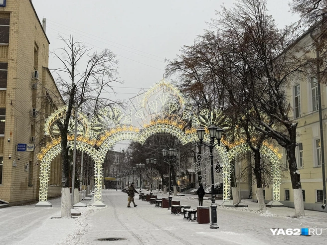 На Почтовой и Ленина тоже начинает появляться новогодняя атрибутика | Источник: Сергей Петунин / YA62.RU